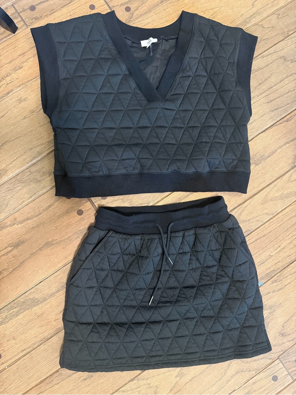 entro Black Quilted Sleeveless Crop Top & Mini Skirt Set